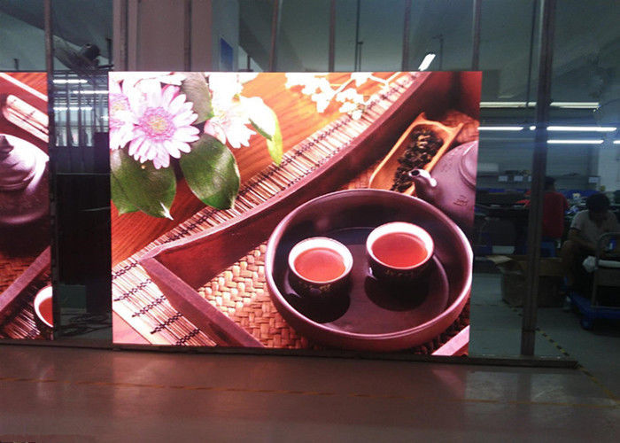 중국 축사를 보여주는 것은 패널을 풀 컬러 2.5mm 화소 피치 1300cd 광도 1500 Hz 지도했습니다 공장